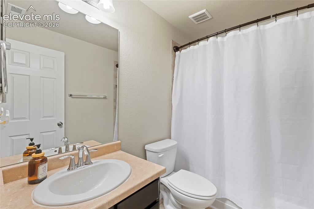 Image 24 of 27: Bathroom