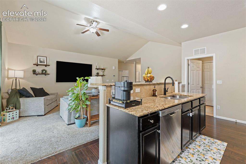 Image 7 of 27: Kitchen