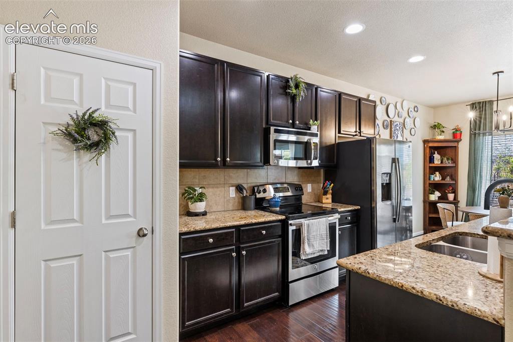Image 9 of 27: Kitchen