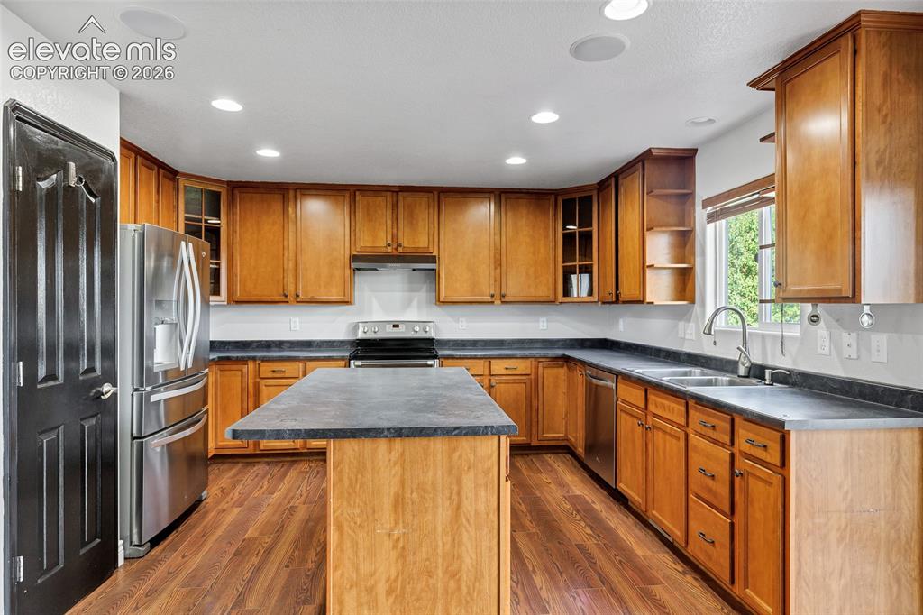 Image 10 of 50: Kitchen