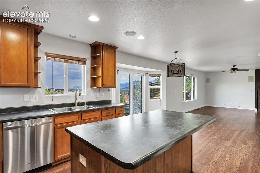 Image 11 of 50: Kitchen