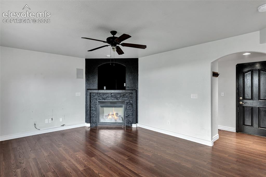 Image 14 of 50: Living Room