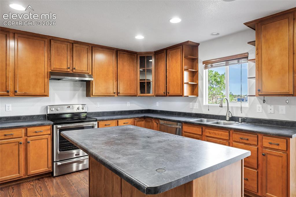 Image 9 of 50: Kitchen