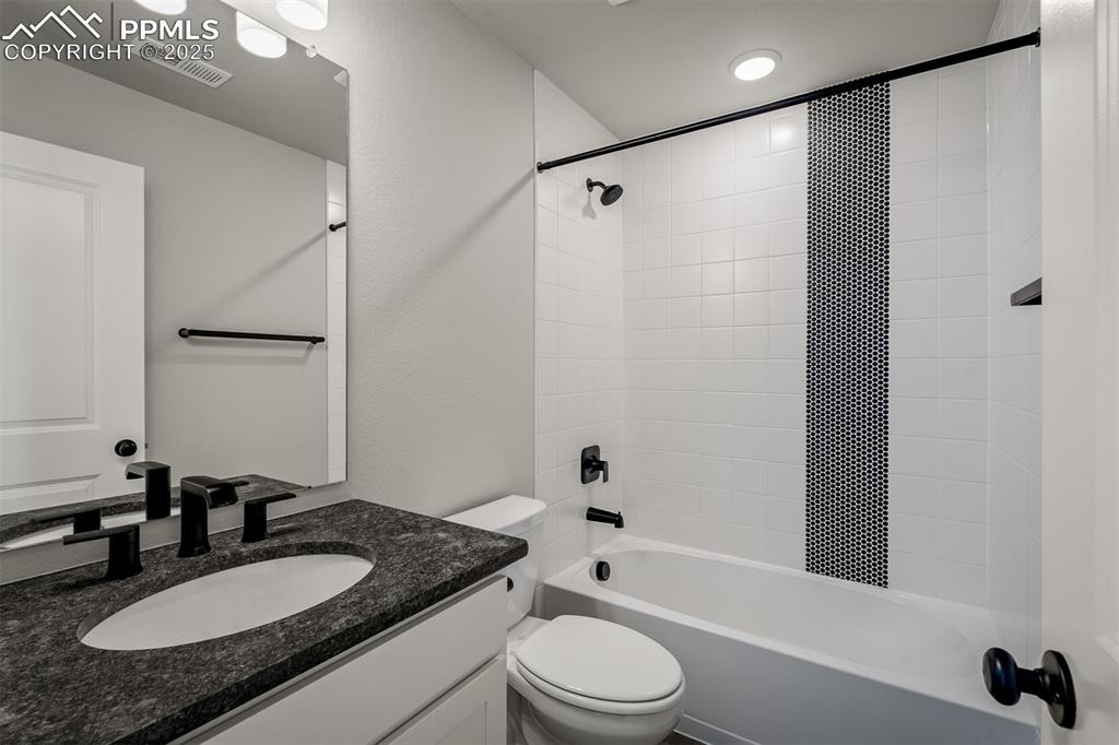 Image 22 of 31: Bathroom