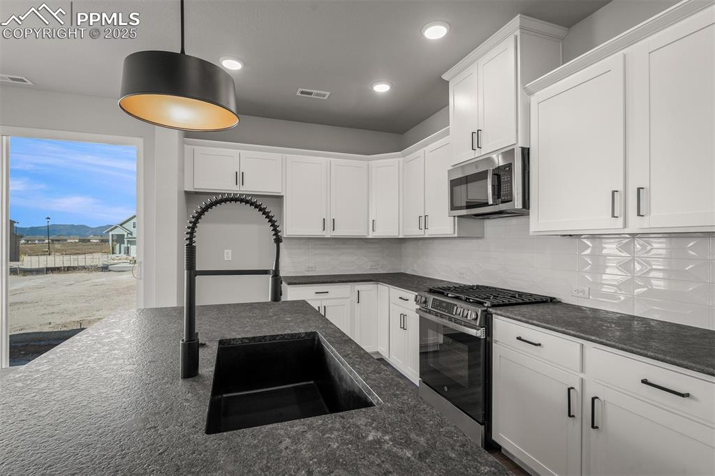 Image 5 of 31: Kitchen