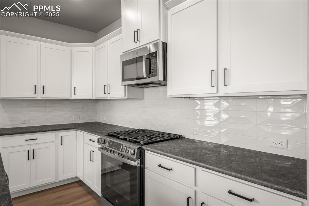 Image 7 of 31: Kitchen