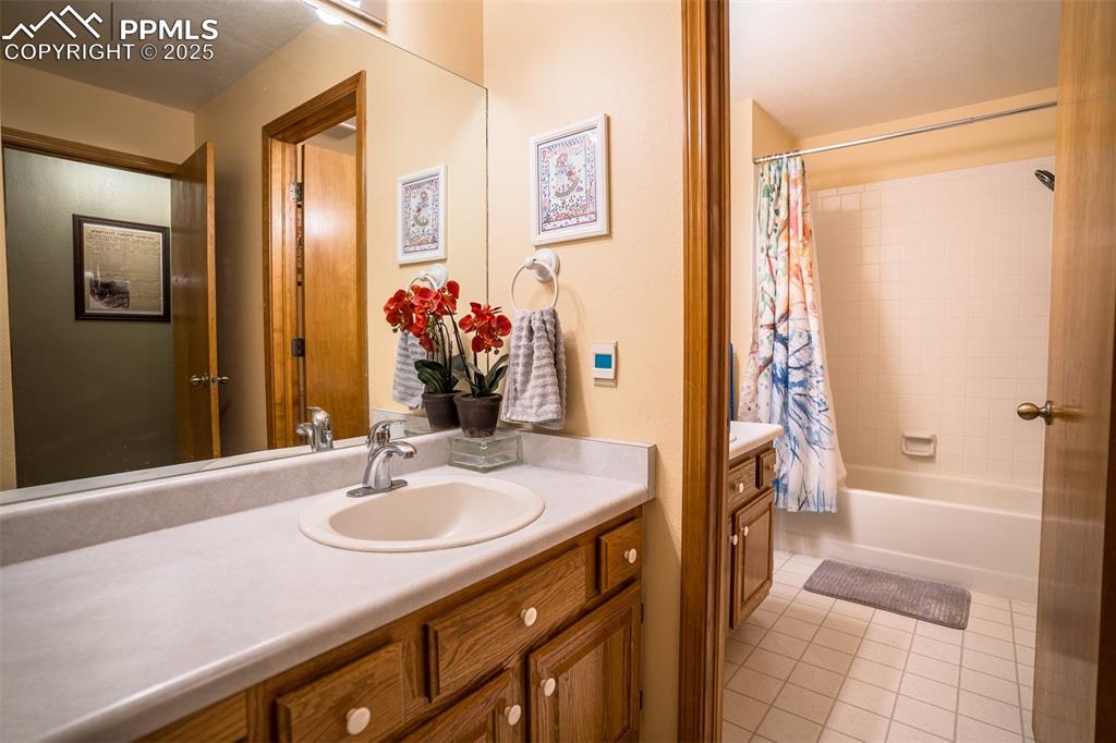 Image 26 of 32: Bathroom