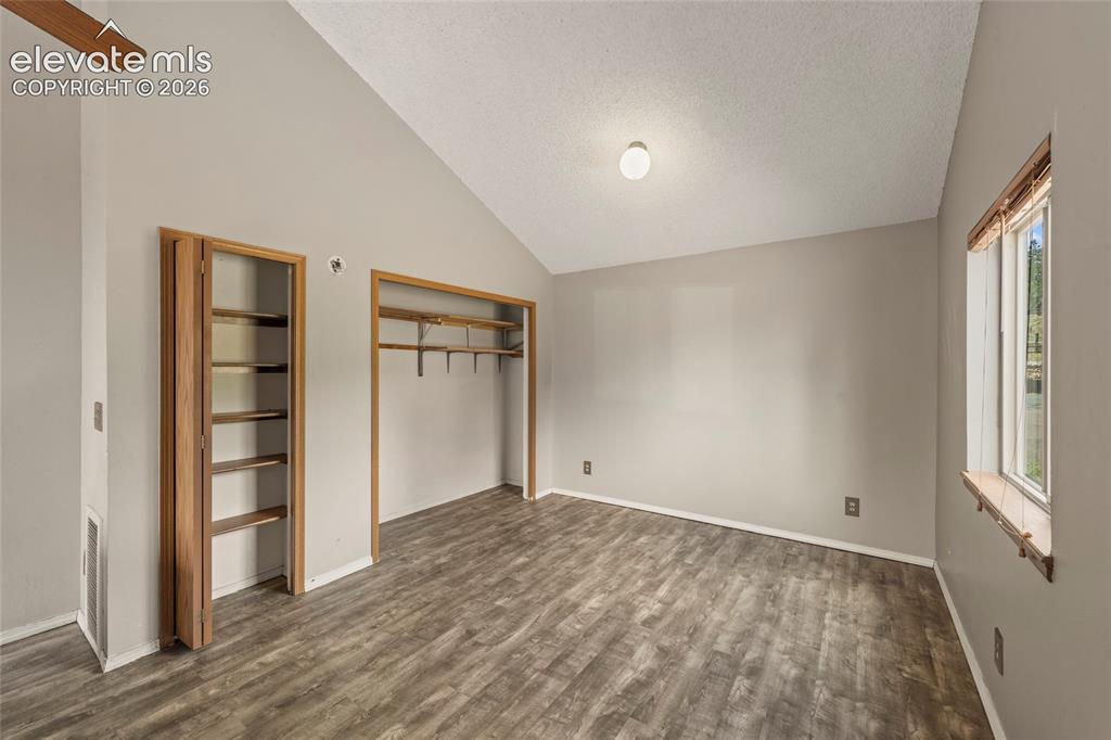 Image 11 of 14: Bedroom