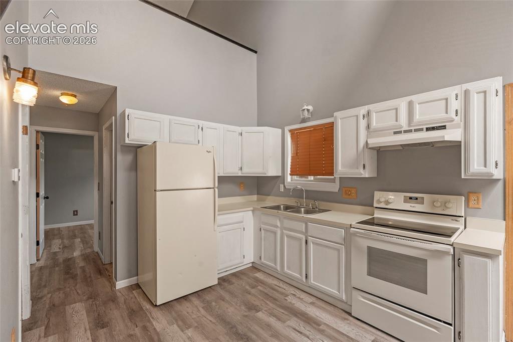 Image 3 of 14: Kitchen