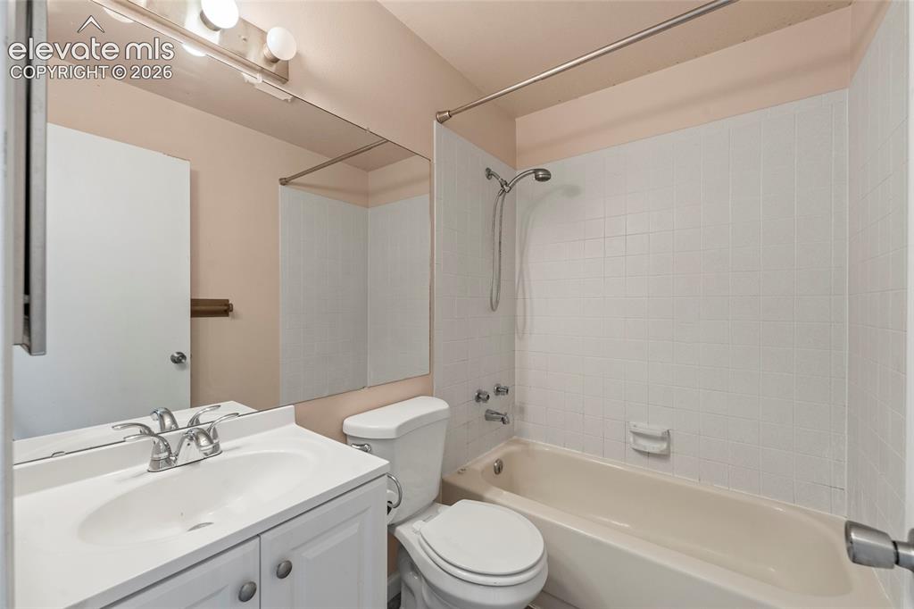 Image 9 of 14: Bathroom