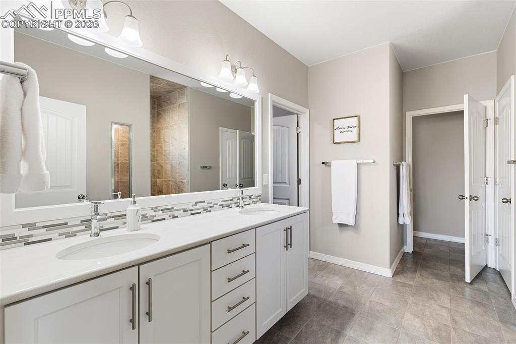 Image 21 of 45: Bathroom