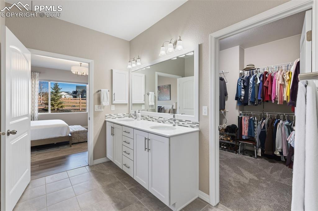 Image 22 of 45: Bathroom