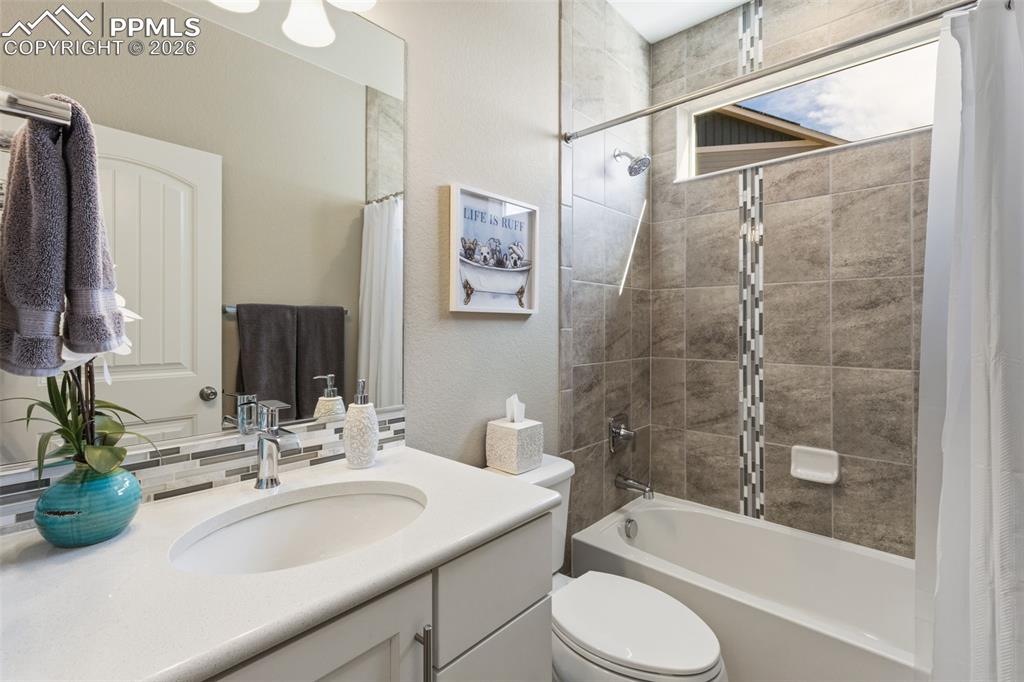 Image 25 of 45: Bathroom