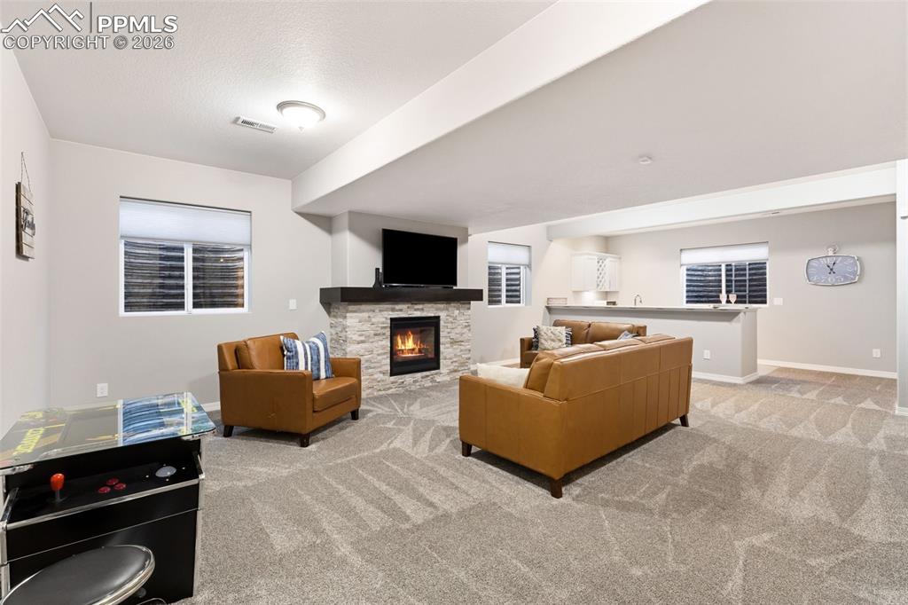 Image 28 of 45: Living Room