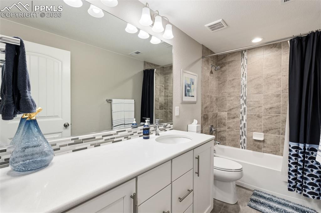 Image 37 of 45: Bathroom