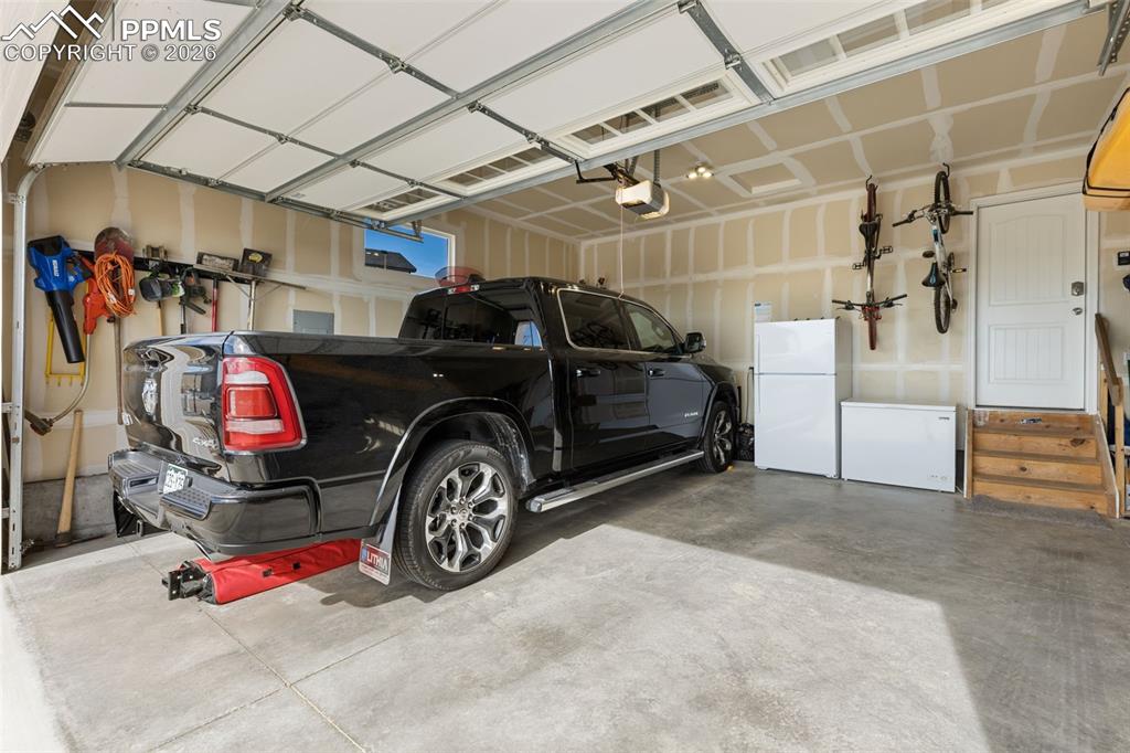 Image 39 of 45: Garage