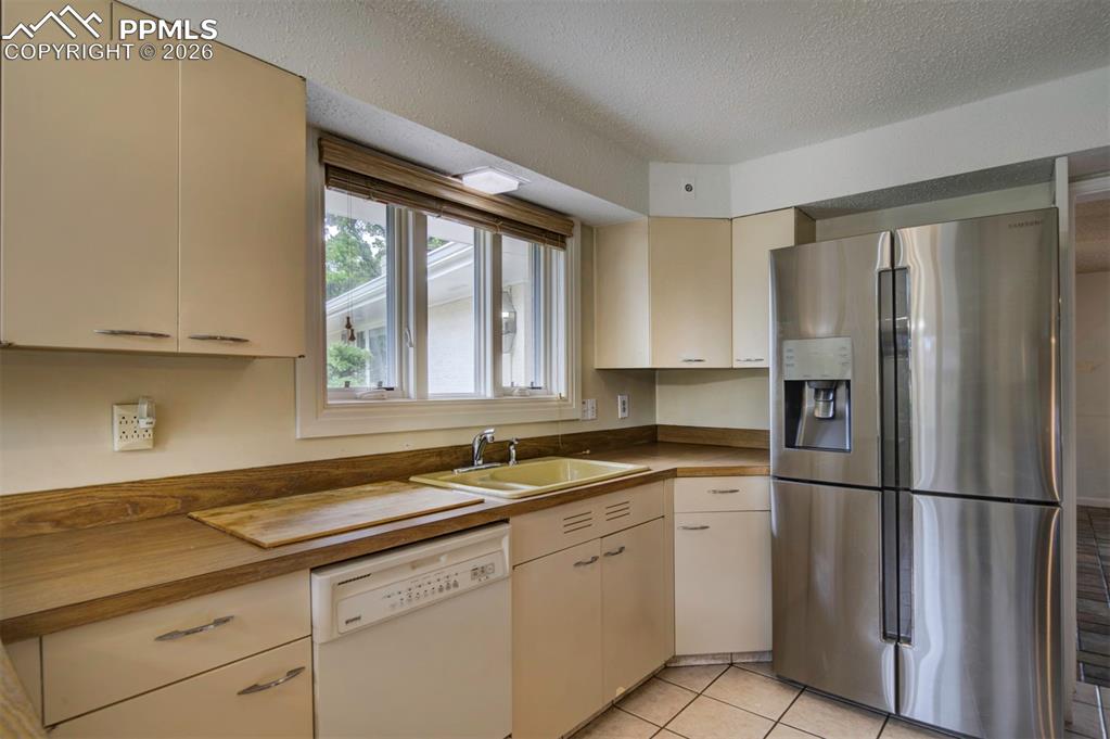 Image 11 of 39: Kitchen