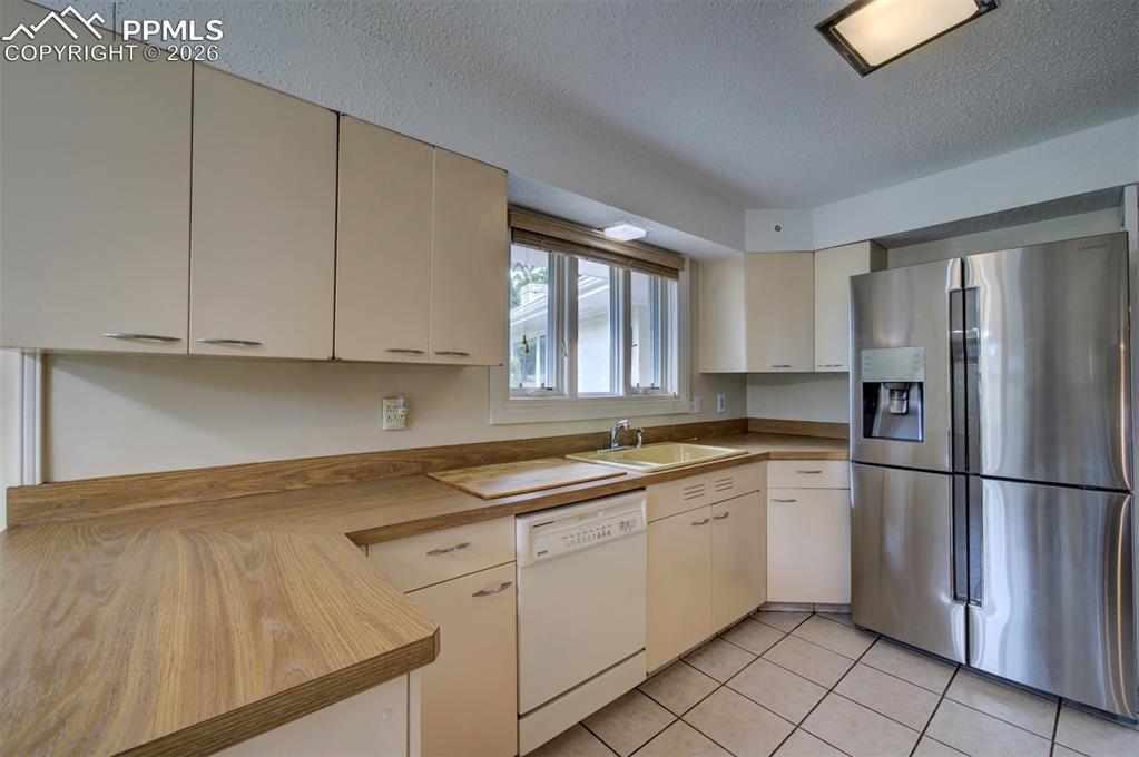 Image 12 of 39: Kitchen