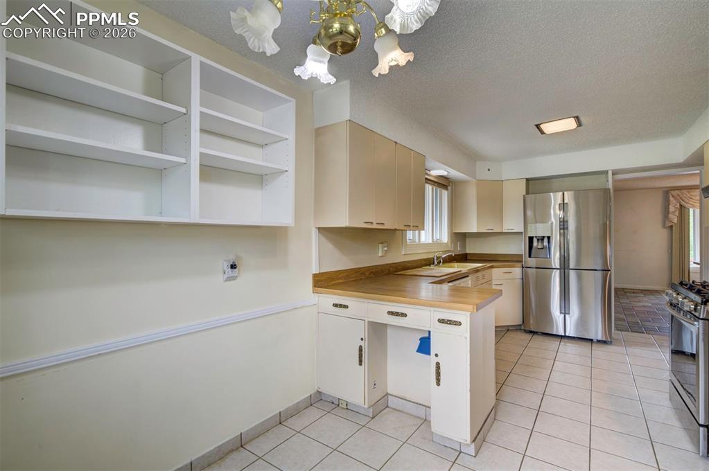 Image 13 of 39: Kitchen