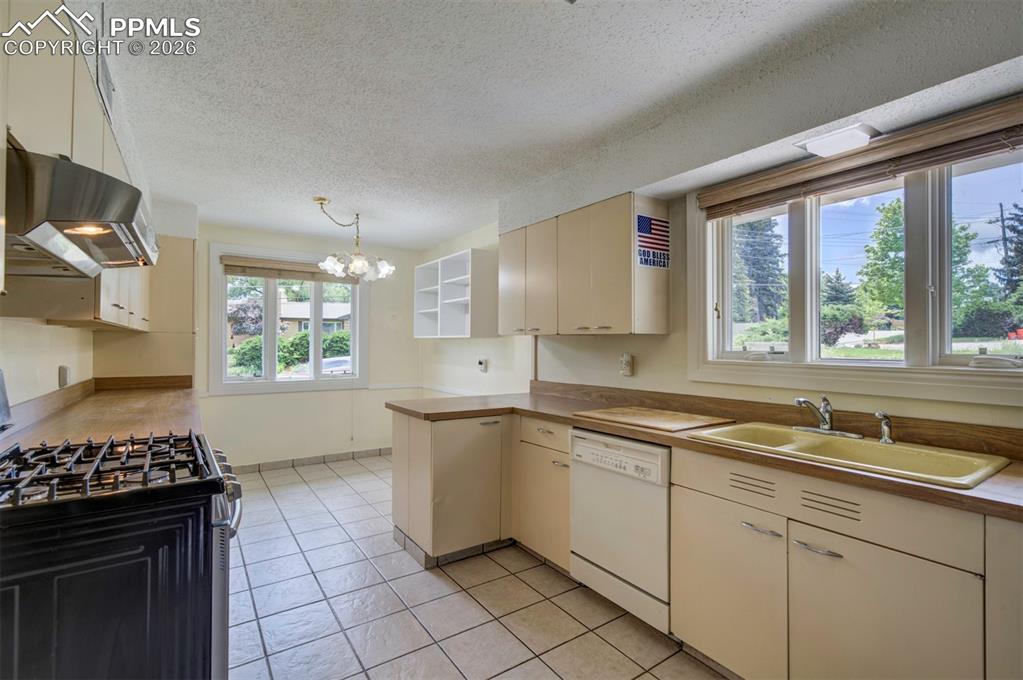 Image 15 of 39: Kitchen