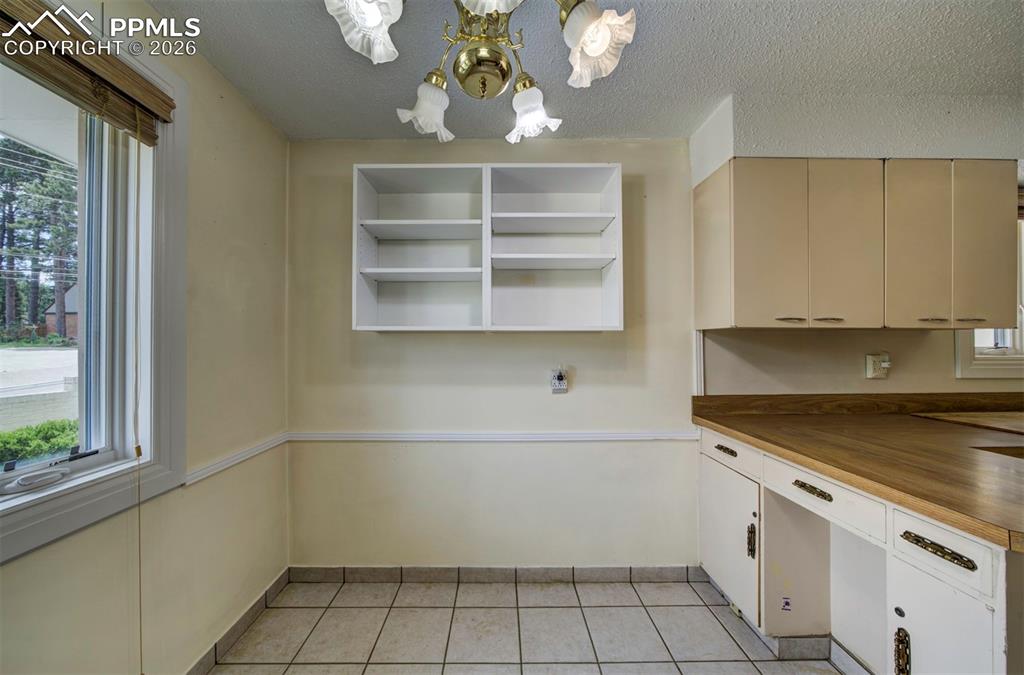 Image 16 of 39: Dining Area