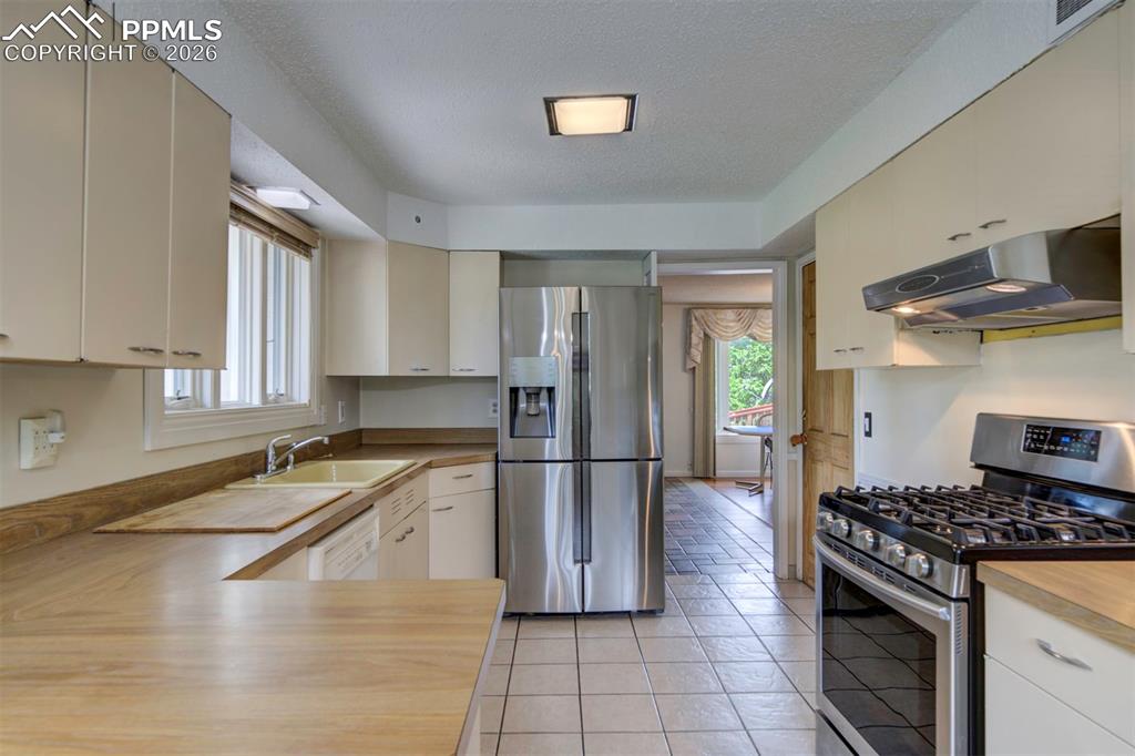 Image 17 of 39: Kitchen