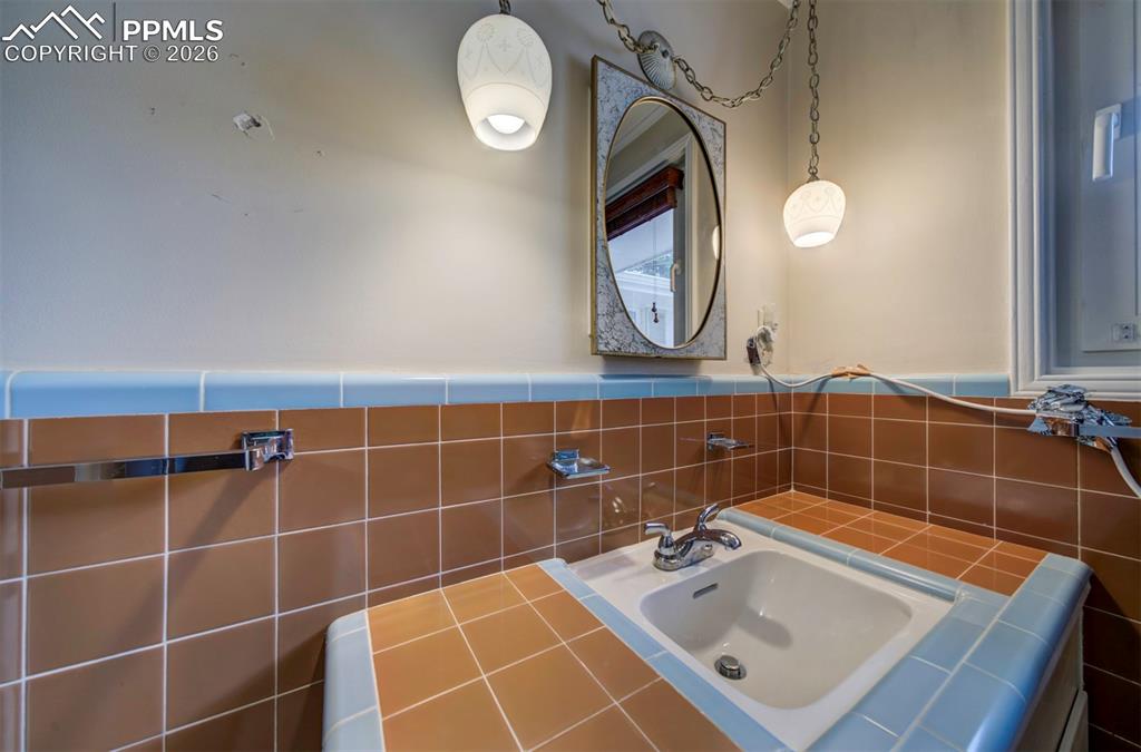 Image 28 of 39: Bathroom