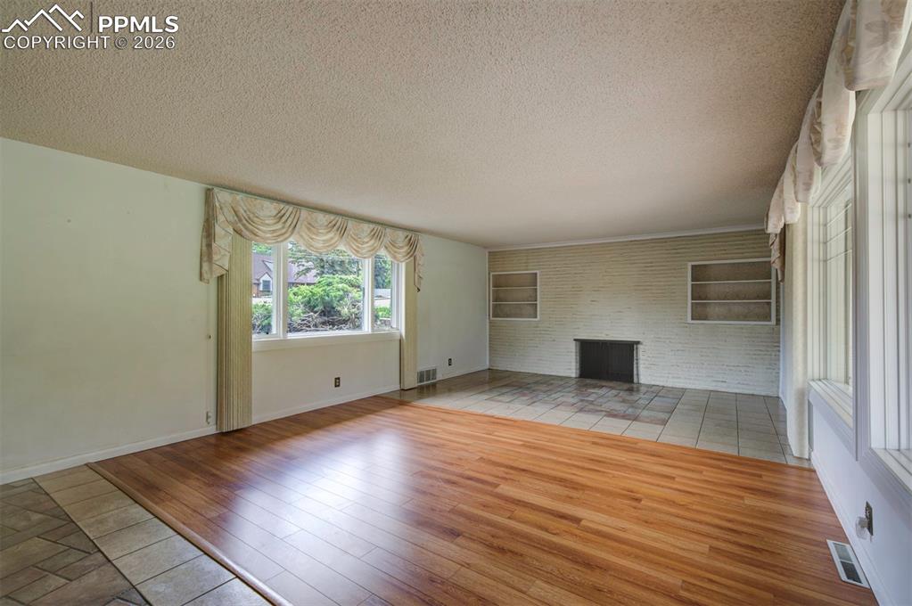 Image 7 of 39: Living Room