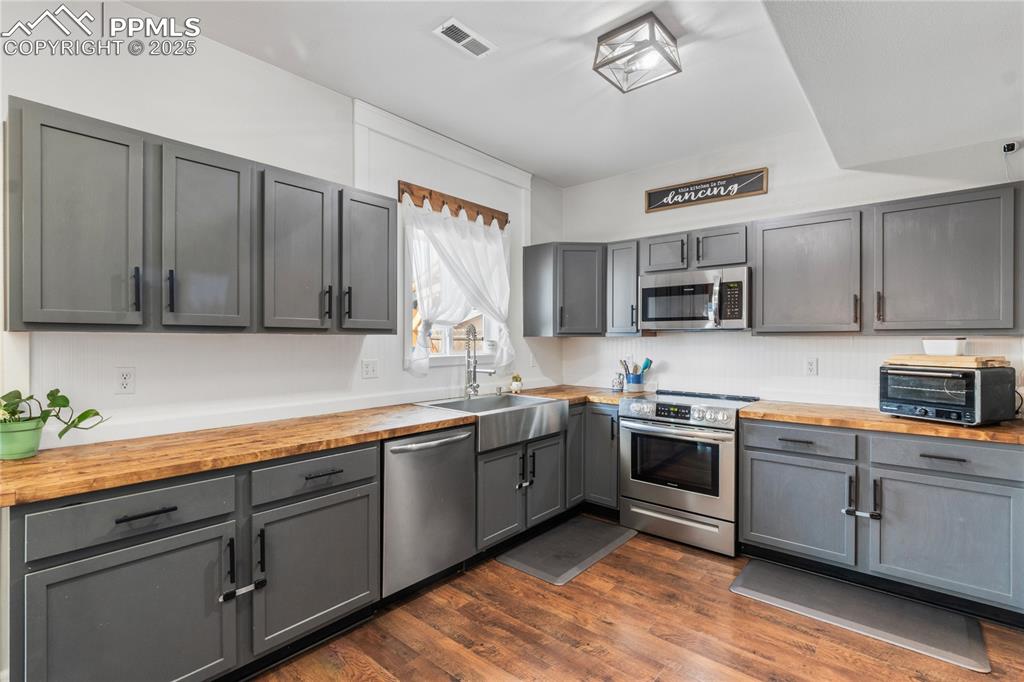 Image 10 of 38: Kitchen