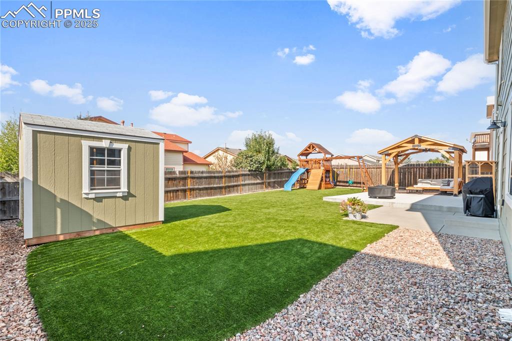 Image 31 of 38: Yard