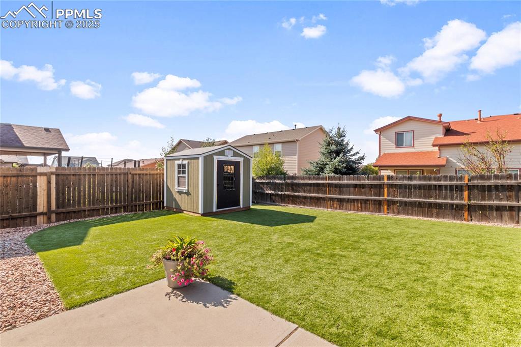 Image 34 of 38: Yard