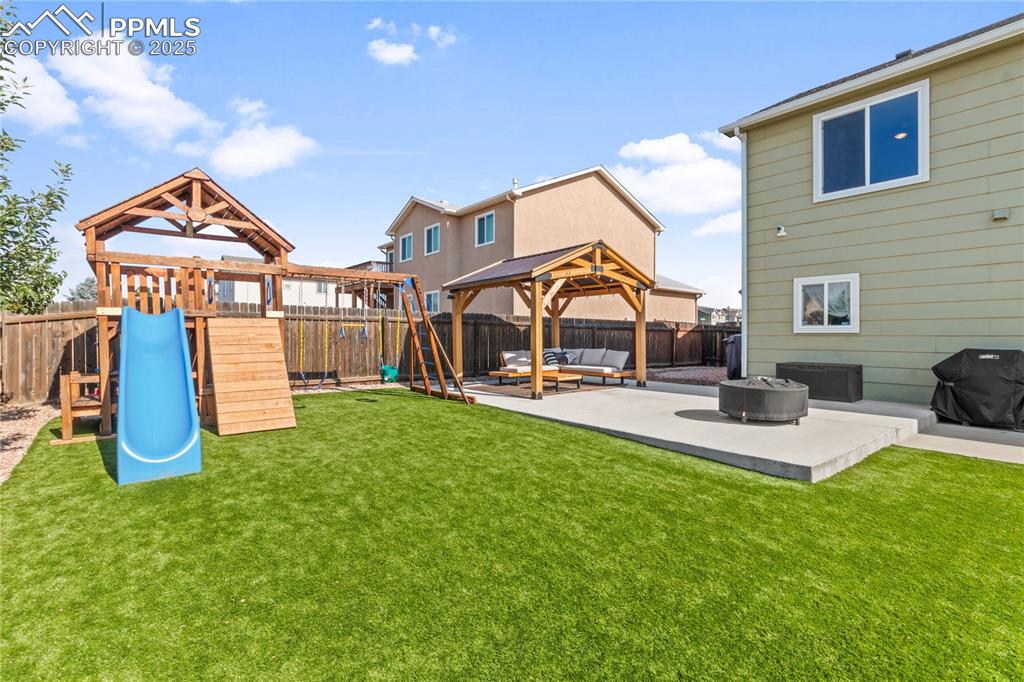 Image 35 of 38: Yard