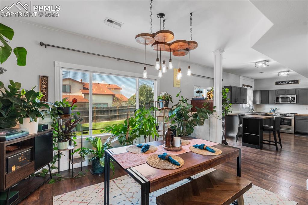 Image 7 of 38: Dining Area