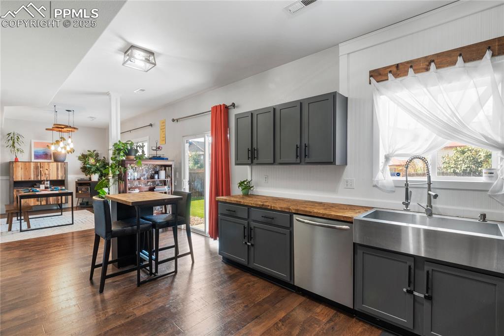 Image 9 of 38: Kitchen