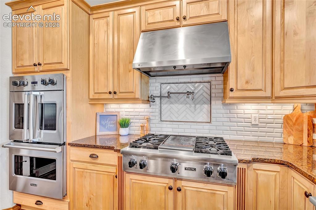 Image 10 of 50: Kitchen