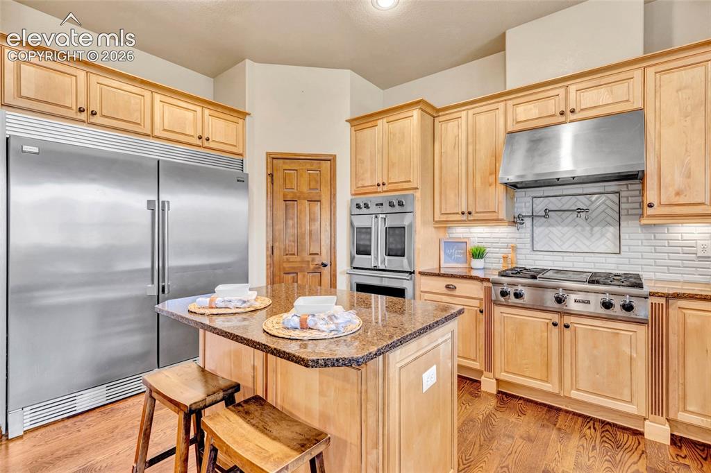 Image 12 of 50: Kitchen