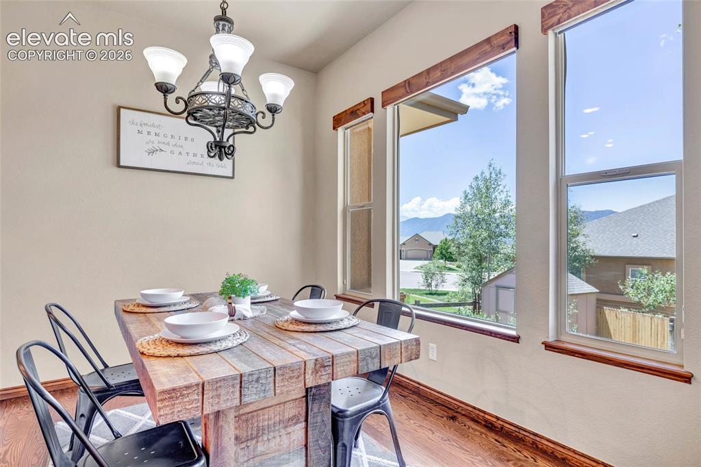 Image 14 of 50: Dining Area
