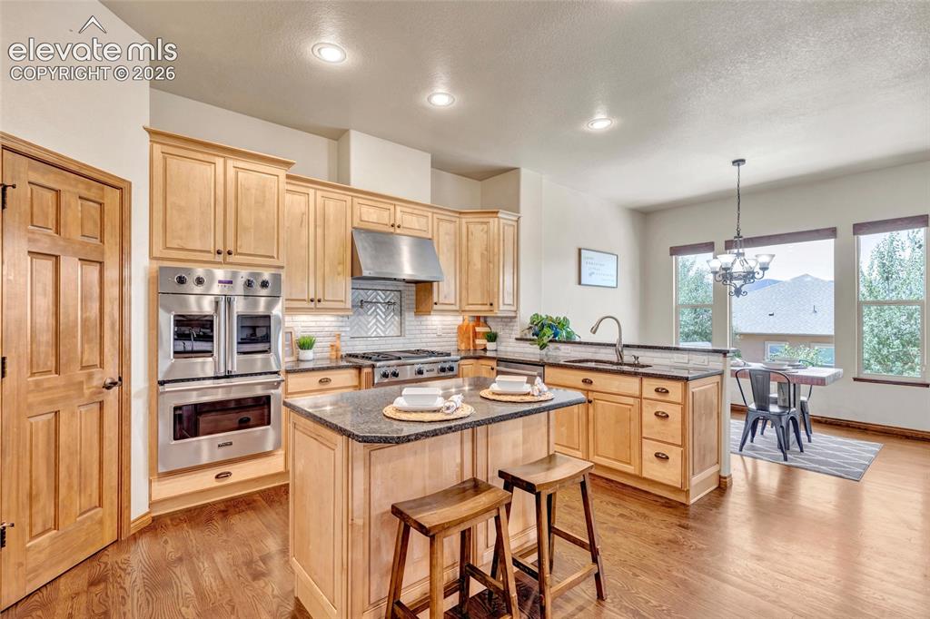 Image 8 of 50: Kitchen