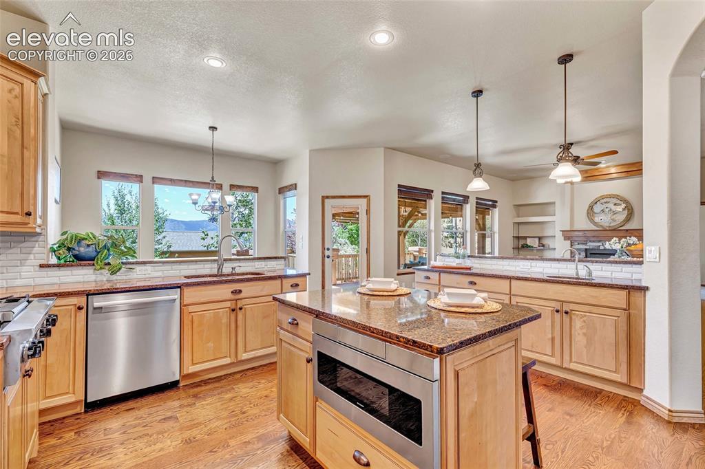 Image 9 of 50: Kitchen