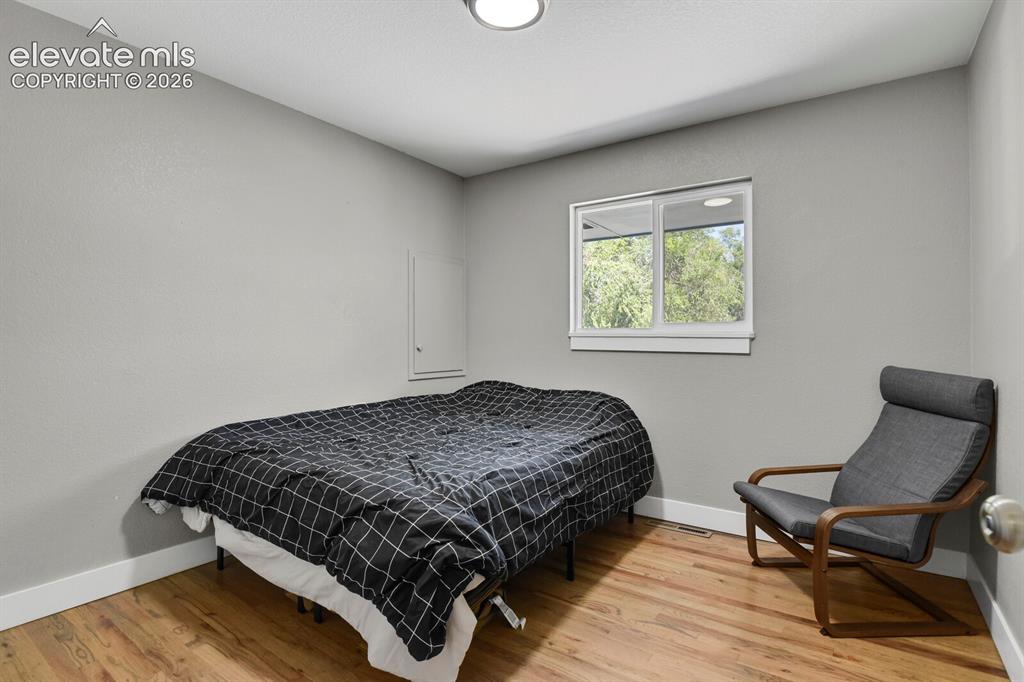 Image 18 of 35: Bedroom