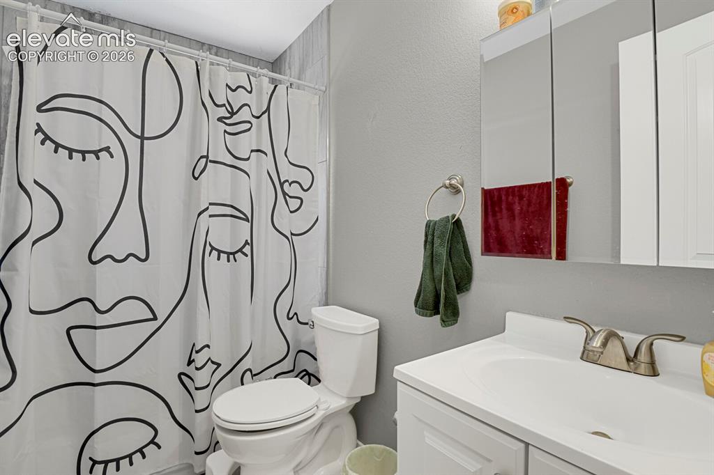 Image 22 of 35: Bathroom