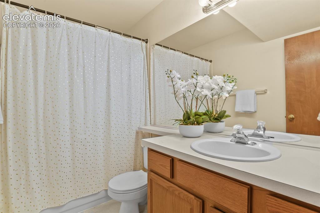 Image 34 of 36: Bathroom