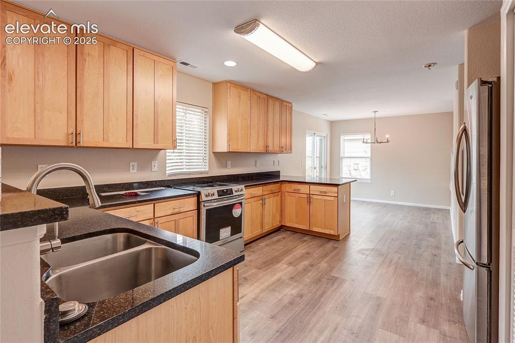 Image 10 of 42: Kitchen