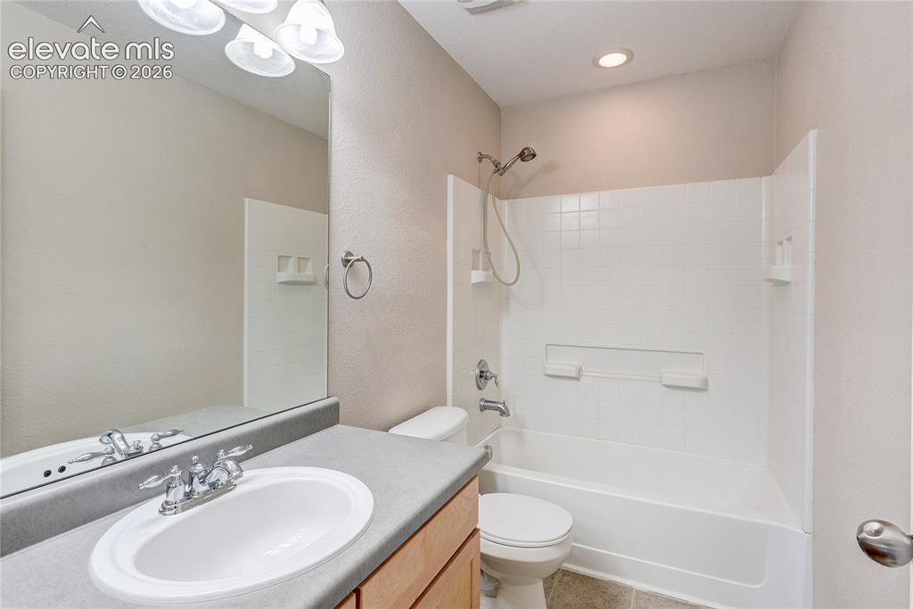 Image 41 of 42: Bathroom