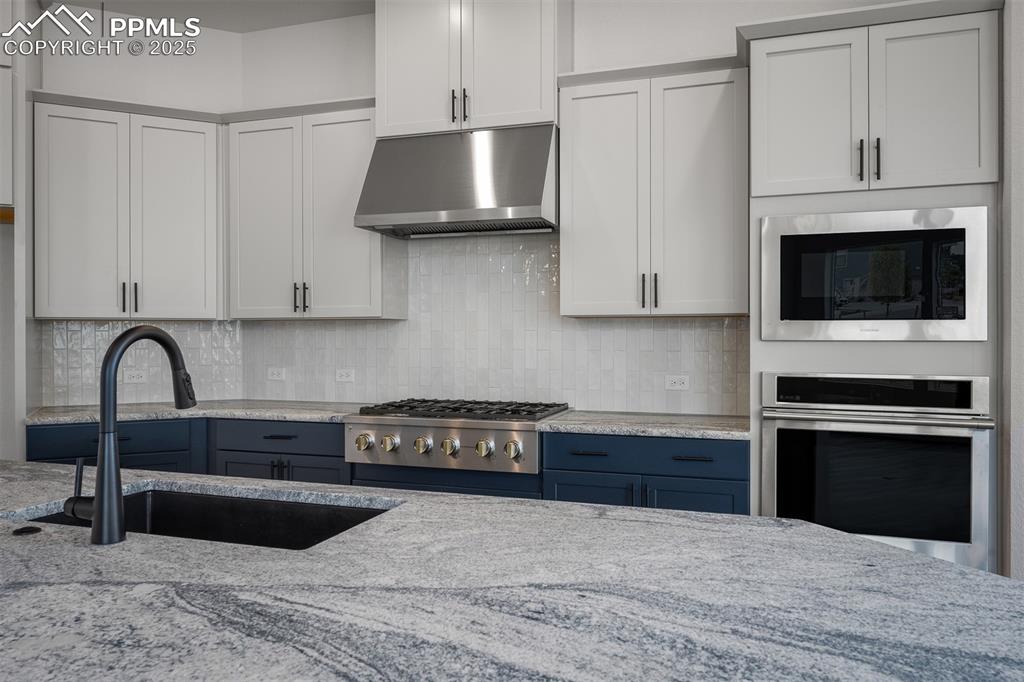 Image 10 of 32: Kitchen