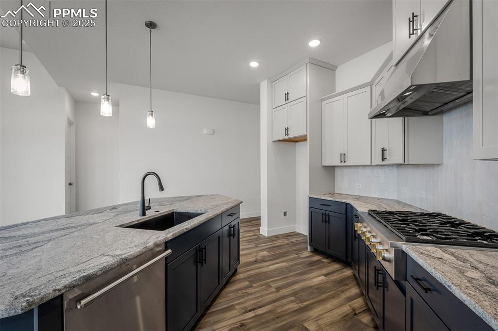 Image 11 of 32: Kitchen