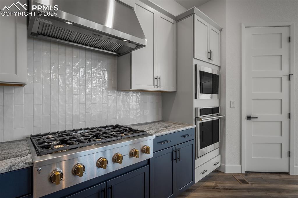 Image 12 of 32: Kitchen