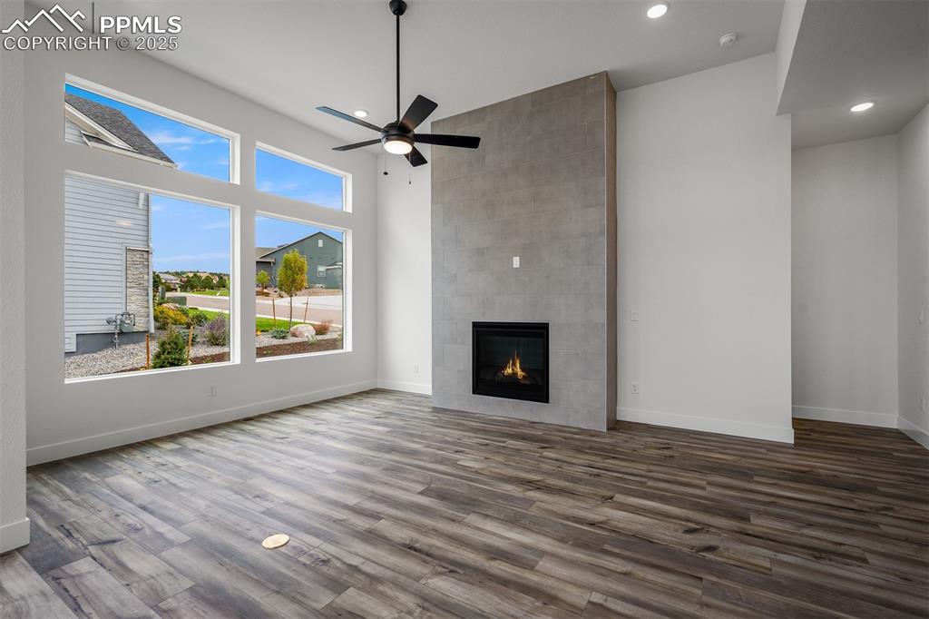 Image 14 of 32: Living Room