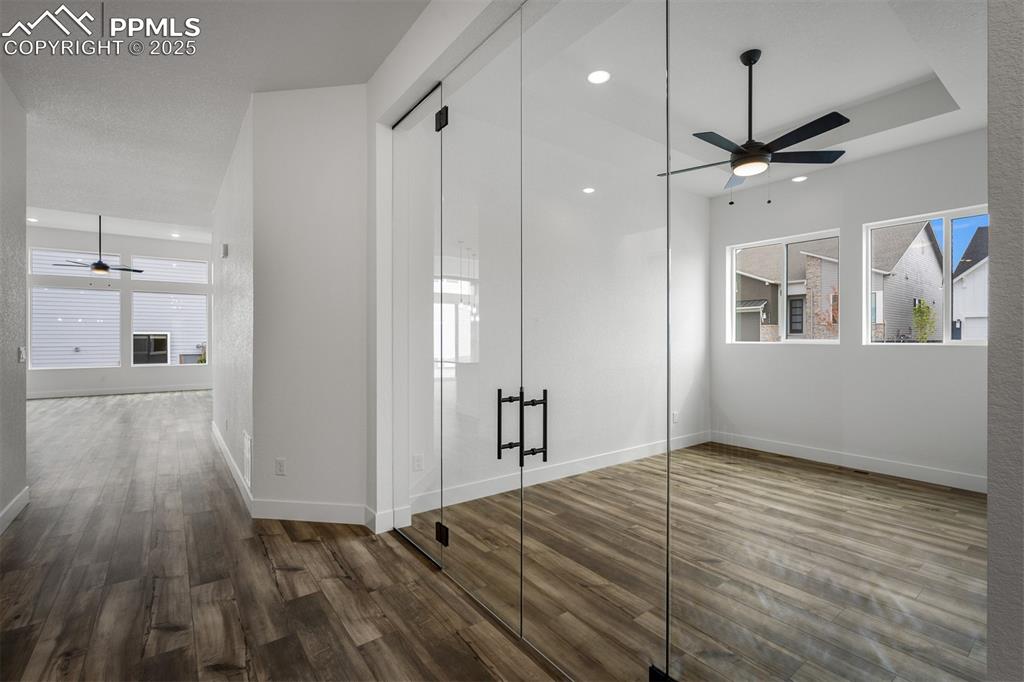 Image 3 of 32: Office