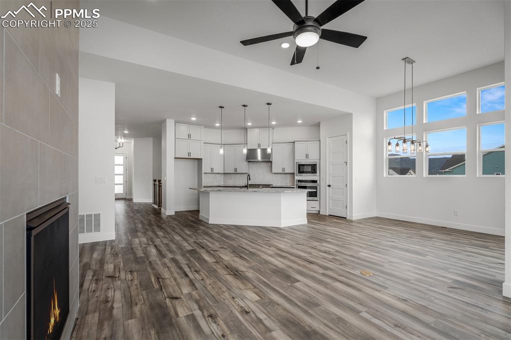 Image 5 of 32: Living Room